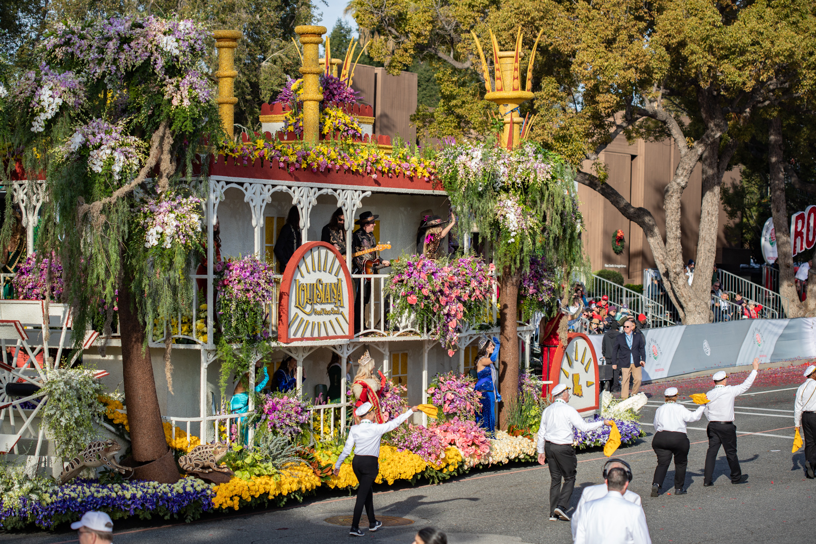 Explore Louisiana’s 2023 float was in the shape of a riverboat, decorated with hundreds of colorful flowers and trees.
