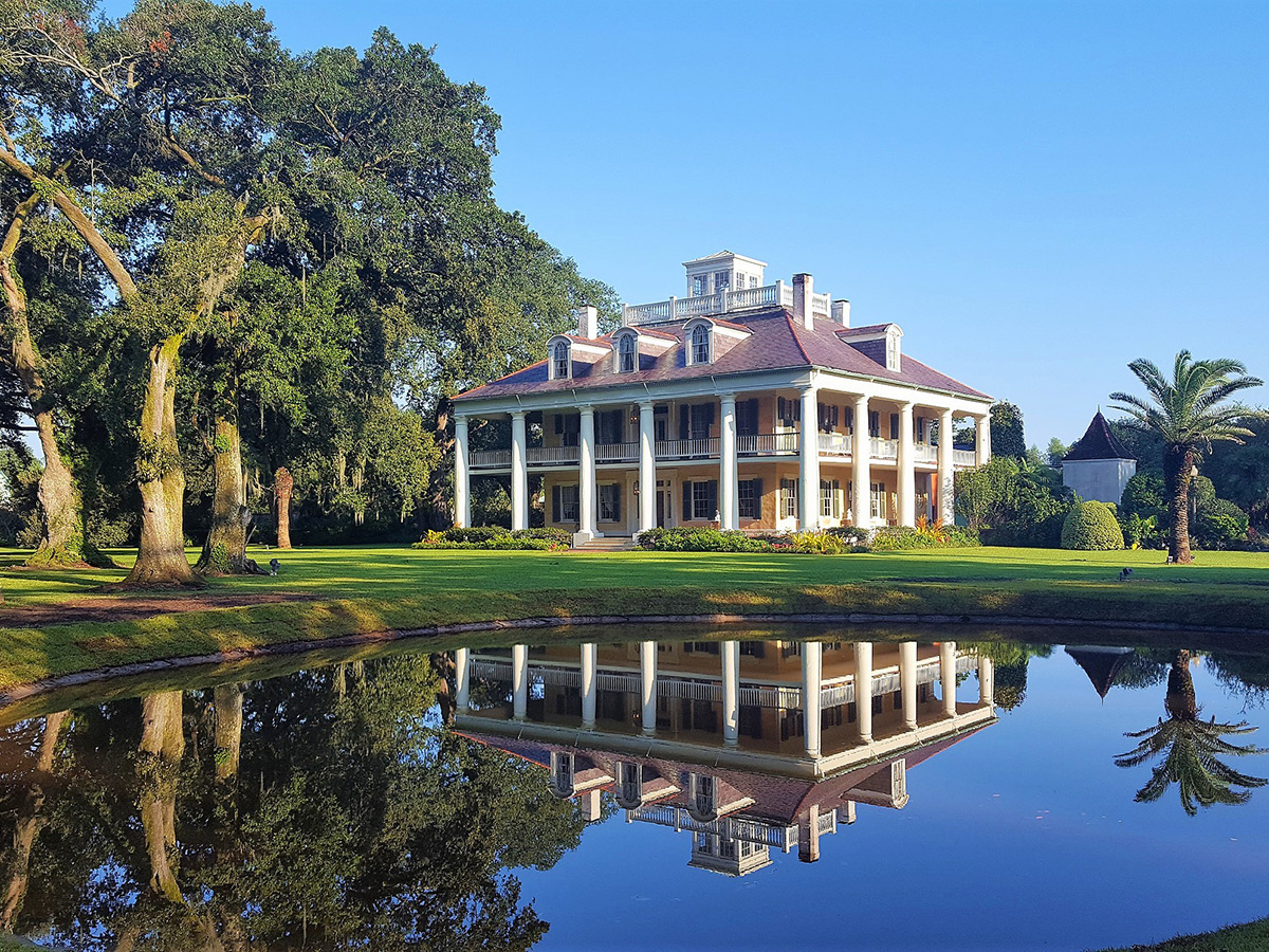 Houmas House plantation with gardens and reflecting pools Houmas House plantation with gardens and reflecting pools