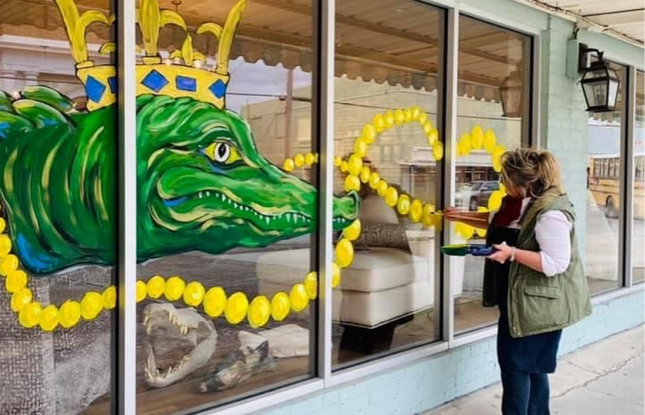 Alligator painted on storefront window