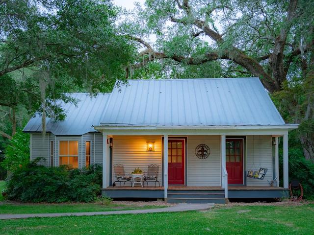 Lake Side Cottage at Country Charm B&B