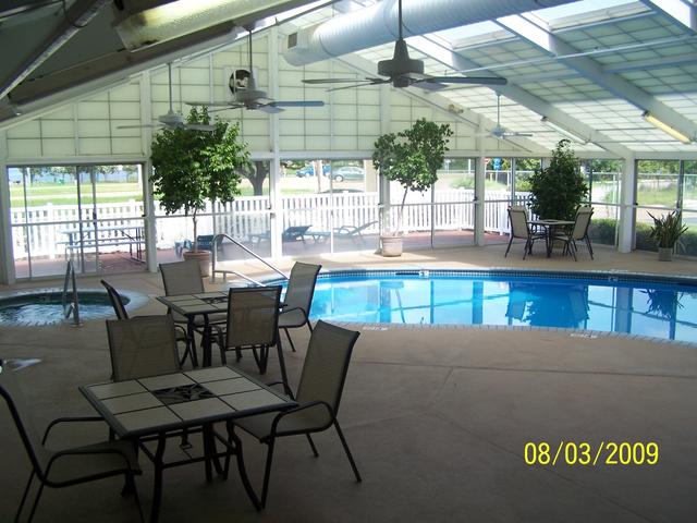 Indoor heated pool/Hot tub