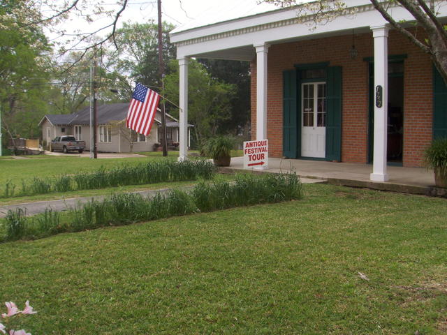 ca 1816 Tourist Commission & Chamber Office on tour at the 50th Annual Jackson Assembly Antique & Art Show