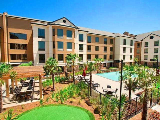 Courtyard terrace, putting green and grilling area