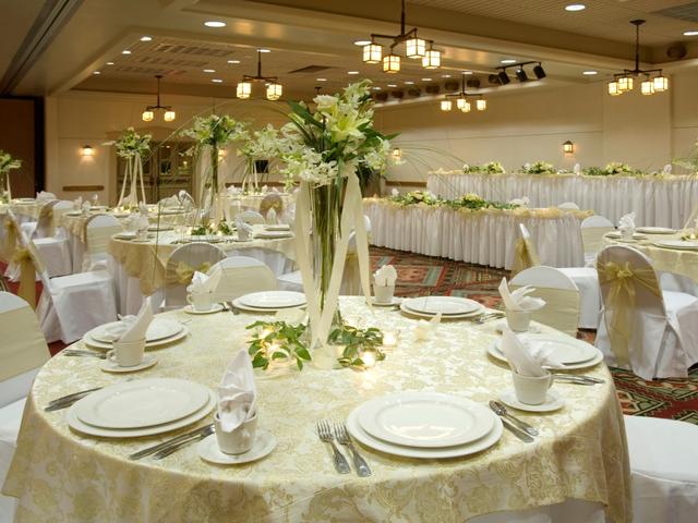 Ballroom can accommodate up to 450 guest.