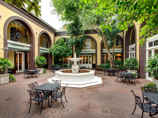 Hotel Mazarin Courtyard