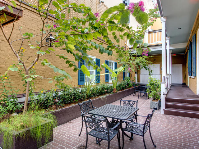 Hotel Mazarin - Side Courtyard