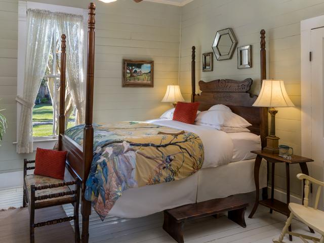 Queen Bedroom in the Autumn Cottage