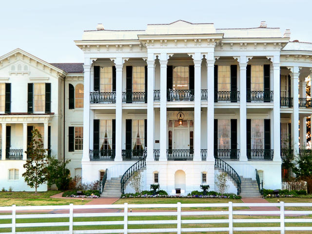 Nottoway was completed in 1859, with 53,000 sq.ft., 64 rooms and lavish details throughout.  The Mansion sits 22 beautifully landscaped acres facing the Mississippi River.