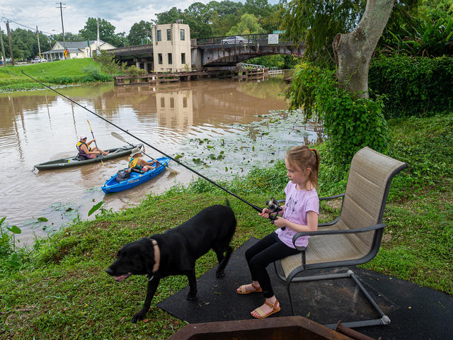 Pets are welcome, Fire Pit for bayou side campfires and fishing.