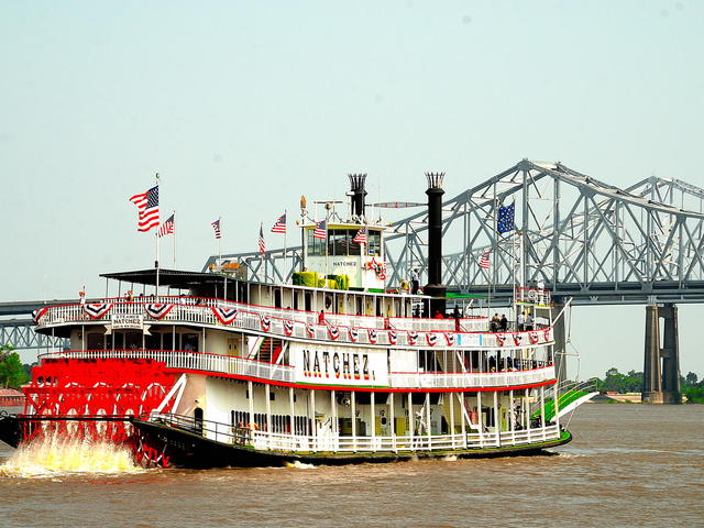 Cruises the Mighty Mississippi River