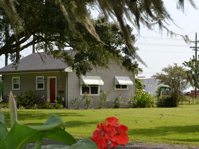 One bedroom cottage sleeps four, includes full kitchen & washer/dryer.