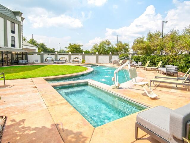 Beautiful and relaxing outdoor pool & spa