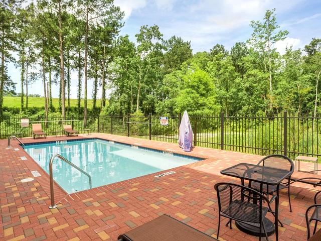 Pool & courtyard