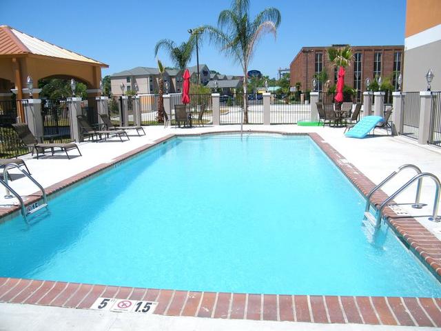 Outdoor pool w/Gazebo & Grill