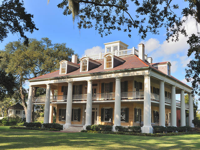 One of the gorgeous plantations you can see on a Plantation Tour!